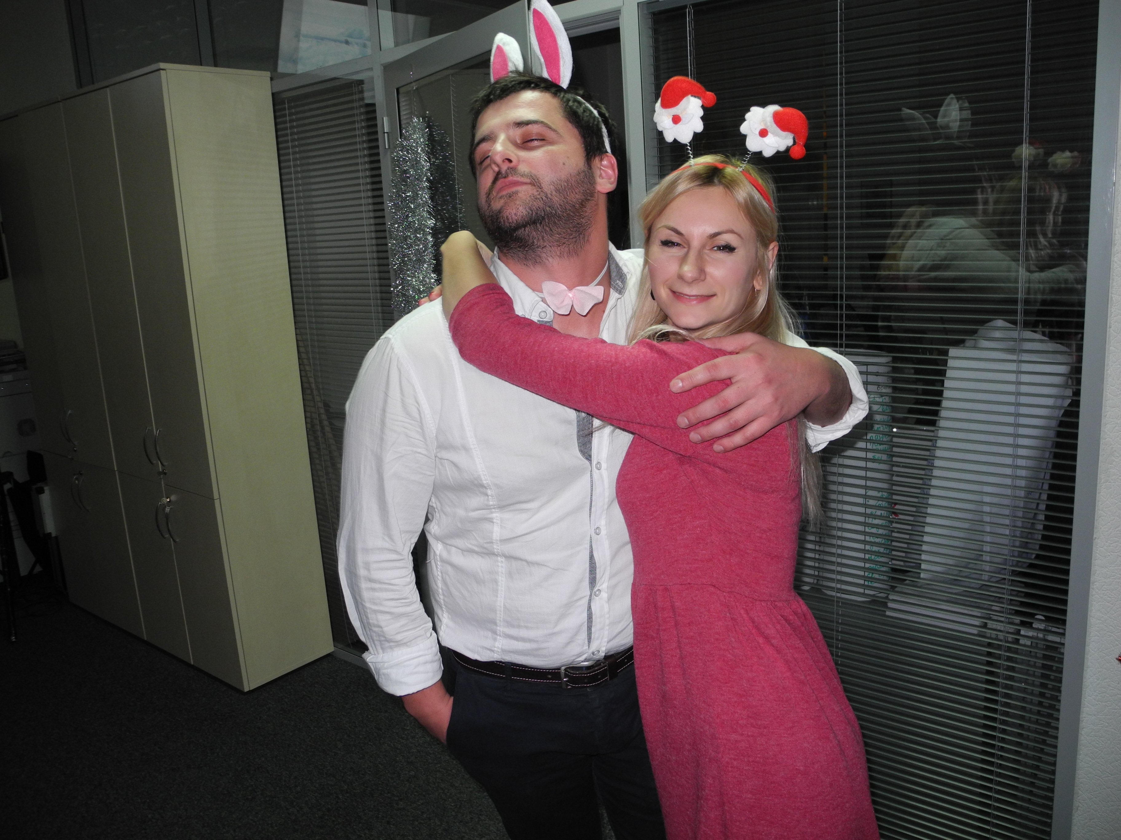 влюблённые Александр Харченко и Юлия Дёмина обнимаются в офисе "ГленМарка"