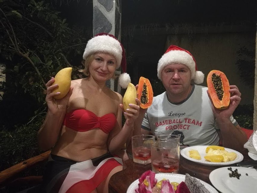 Юлия и Александр Рудковские кушают экзотические фрукты. Рядом - "Мартини" со льдом.