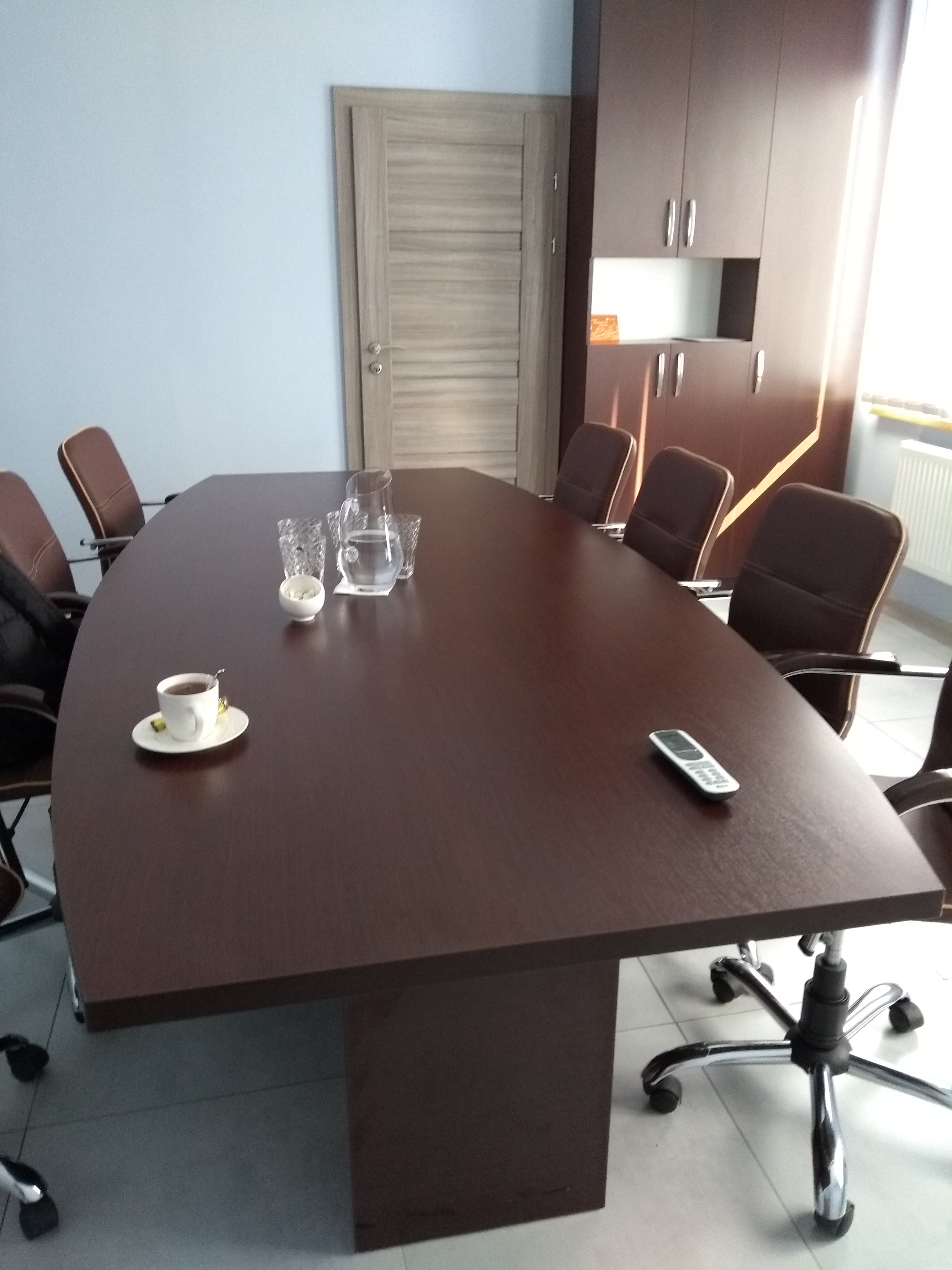 комната для переговоров в офисе "Анри Фарм"