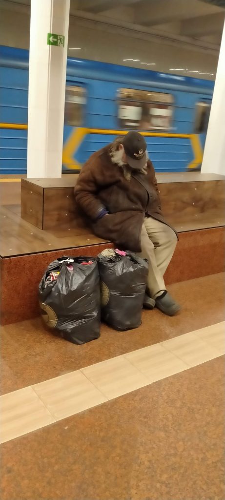 бомж в метро Святошин